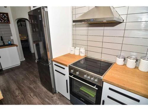 7437 21A Street Se, Calgary, AB - Indoor Photo Showing Kitchen