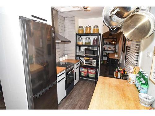 7437 21A Street Se, Calgary, AB - Indoor Photo Showing Kitchen