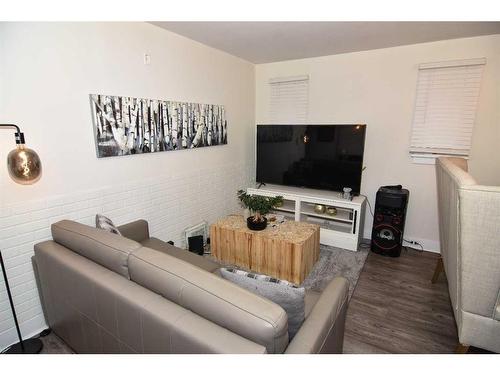 7437 21A Street Se, Calgary, AB - Indoor Photo Showing Living Room