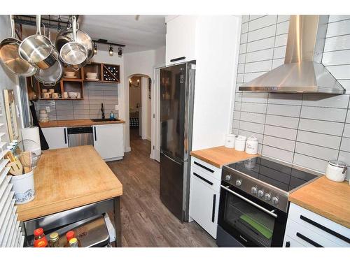 7437 21A Street Se, Calgary, AB - Indoor Photo Showing Kitchen