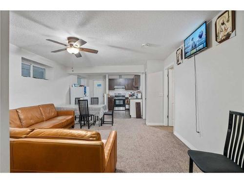 31 Skyview Shores Gardens Ne, Calgary, AB - Indoor Photo Showing Living Room