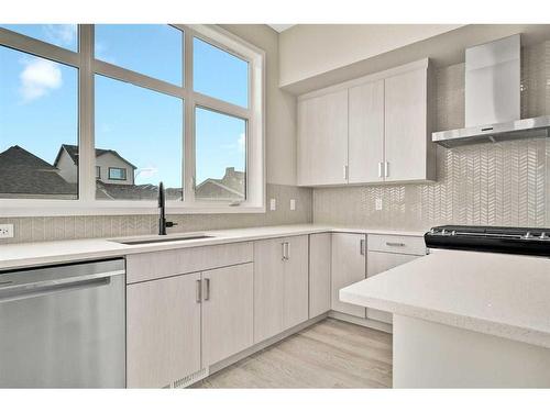 335 Magnolia Drive Se, Calgary, AB - Indoor Photo Showing Kitchen