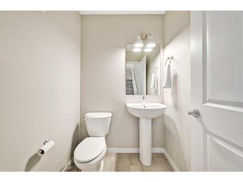 335 Magnolia Drive Se, Calgary, AB - Indoor Photo Showing Bathroom