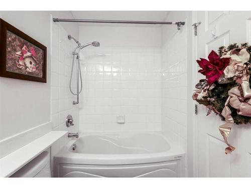 2210-11 Chaparral Ridge Drive Se, Calgary, AB - Indoor Photo Showing Bathroom