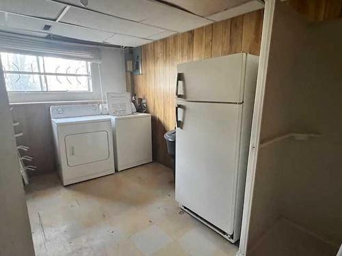 4305 51 Avenue, Olds, AB - Indoor Photo Showing Laundry Room