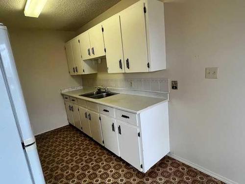 4305 51 Avenue, Olds, AB - Indoor Photo Showing Kitchen With Double Sink