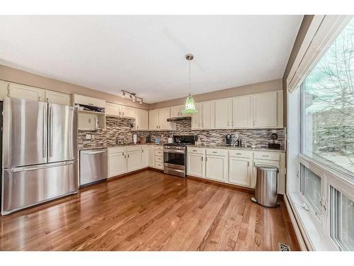 579 Point Mckay Grove Nw, Calgary, AB - Indoor Photo Showing Kitchen With Upgraded Kitchen