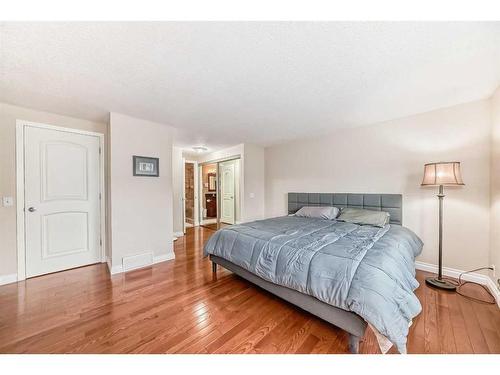 579 Point Mckay Grove Nw, Calgary, AB - Indoor Photo Showing Bedroom