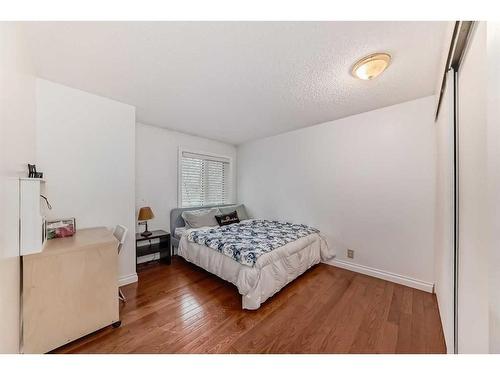 579 Point Mckay Grove Nw, Calgary, AB - Indoor Photo Showing Bedroom