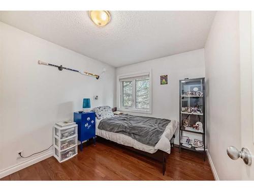 579 Point Mckay Grove Nw, Calgary, AB - Indoor Photo Showing Bedroom