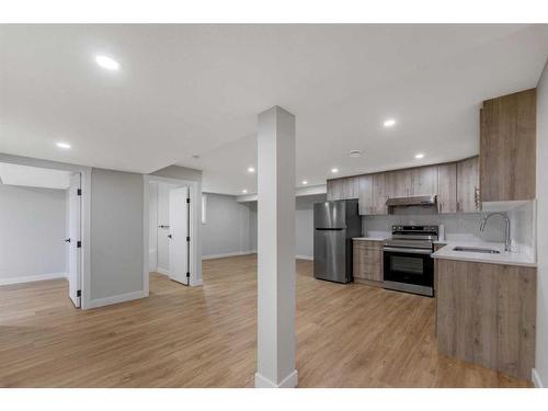 208 Whitehorn Crescent Ne, Calgary, AB - Indoor Photo Showing Kitchen