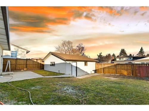 208 Whitehorn Crescent Ne, Calgary, AB - Outdoor