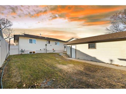 208 Whitehorn Crescent Ne, Calgary, AB - Outdoor