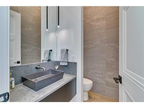 110 Lissington Drive Sw, Calgary, AB - Indoor Photo Showing Bathroom