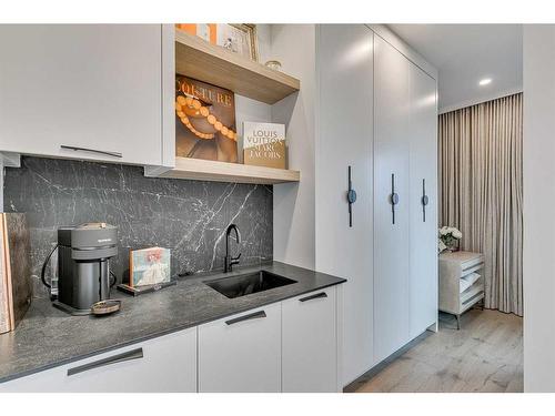 110 Lissington Drive Sw, Calgary, AB - Indoor Photo Showing Kitchen