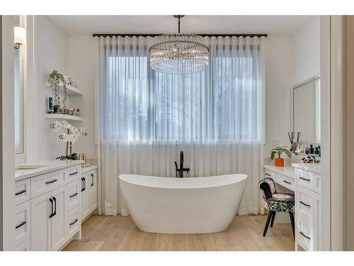 110 Lissington Drive Sw, Calgary, AB - Indoor Photo Showing Bathroom