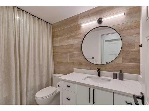 110 Lissington Drive Sw, Calgary, AB - Indoor Photo Showing Bathroom