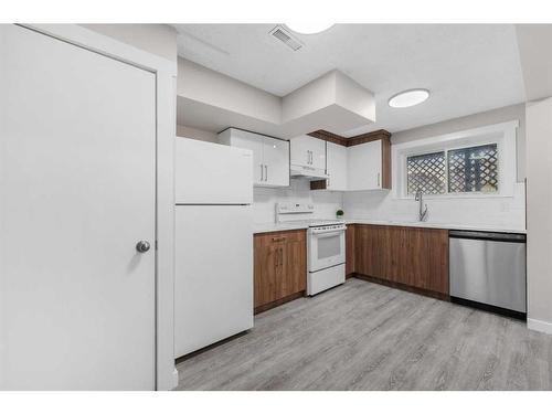 238 Maunsell Close Ne, Calgary, AB - Indoor Photo Showing Kitchen