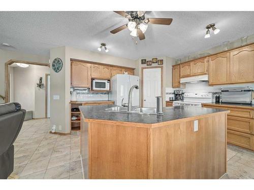 152 Del Ray Close Ne, Calgary, AB - Indoor Photo Showing Kitchen