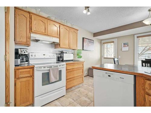 152 Del Ray Close Ne, Calgary, AB - Indoor Photo Showing Kitchen