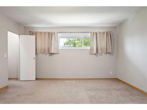 543 Regal Park Ne, Calgary, AB - Indoor Photo Showing Other Room