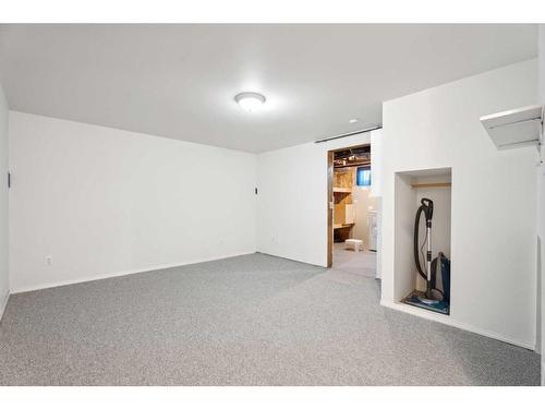 543 Regal Park Ne, Calgary, AB - Indoor Photo Showing Other Room