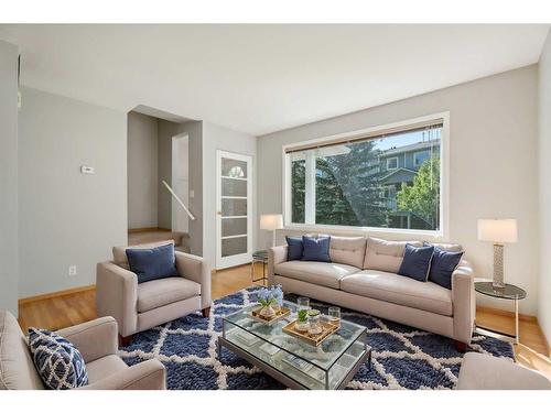 543 Regal Park Ne, Calgary, AB - Indoor Photo Showing Living Room