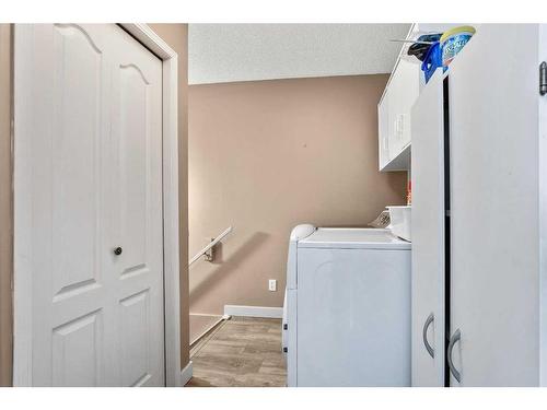 128 8 Avenue Se, High River, AB - Indoor Photo Showing Laundry Room