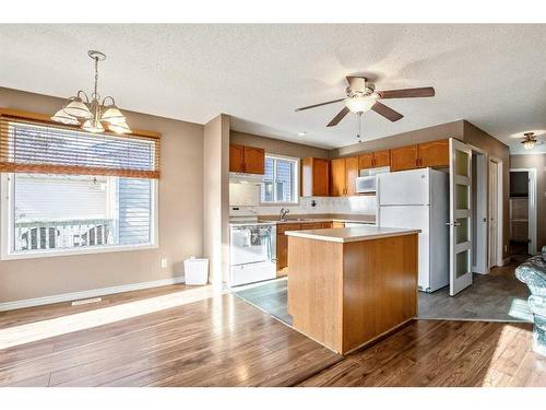 128 8 Avenue Se, High River, AB - Indoor Photo Showing Kitchen