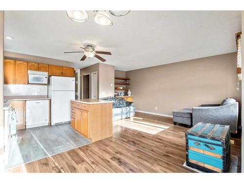 128 8 Avenue Se, High River, AB - Indoor Photo Showing Kitchen