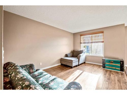 128 8 Avenue Se, High River, AB - Indoor Photo Showing Living Room