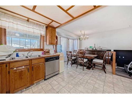 174 Donnelly Crescent, Red Deer, AB - Indoor Photo Showing Kitchen With Double Sink