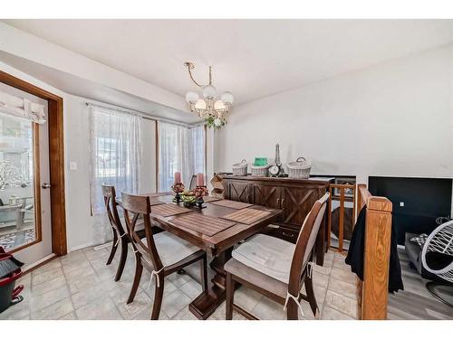 174 Donnelly Crescent, Red Deer, AB - Indoor Photo Showing Dining Room