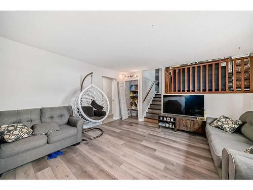 174 Donnelly Crescent, Red Deer, AB - Indoor Photo Showing Living Room