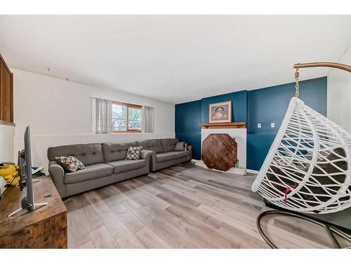 174 Donnelly Crescent, Red Deer, AB - Indoor Photo Showing Living Room