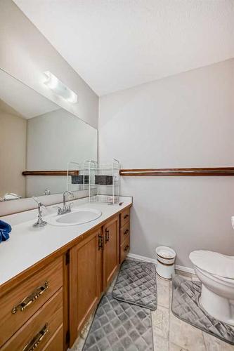 174 Donnelly Crescent, Red Deer, AB - Indoor Photo Showing Bathroom