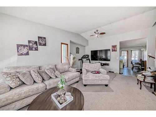 174 Donnelly Crescent, Red Deer, AB - Indoor Photo Showing Living Room