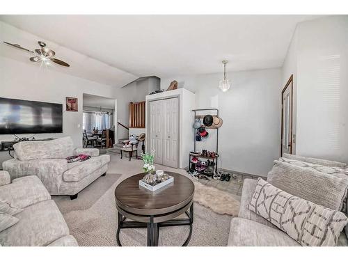 174 Donnelly Crescent, Red Deer, AB - Indoor Photo Showing Living Room