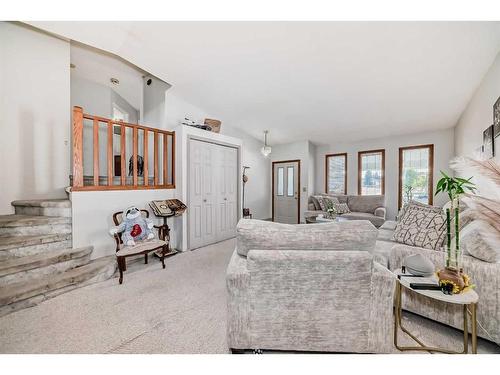 174 Donnelly Crescent, Red Deer, AB - Indoor Photo Showing Living Room