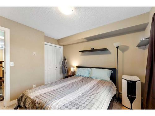 3211-625 Glenbow Drive, Cochrane, AB - Indoor Photo Showing Bedroom