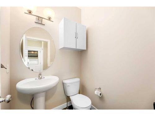 9 Belgian Street, Cochrane, AB - Indoor Photo Showing Bathroom