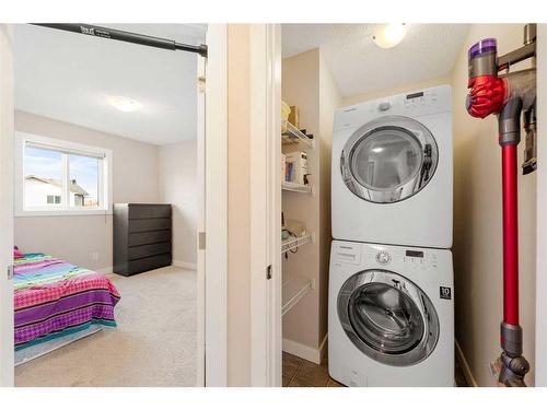 9 Belgian Street, Cochrane, AB - Indoor Photo Showing Laundry Room