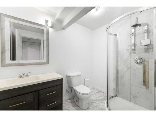 9 Belgian Street, Cochrane, AB - Indoor Photo Showing Bathroom