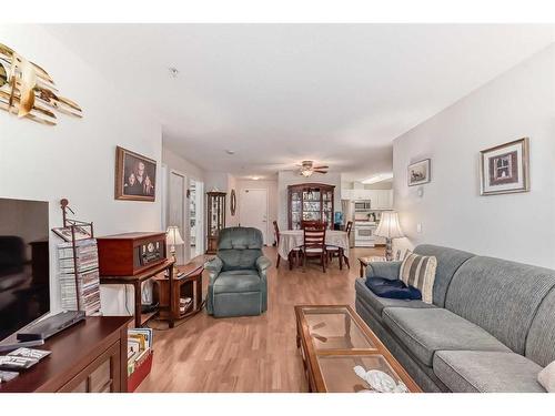 115-5000 Somervale Court Sw, Calgary, AB - Indoor Photo Showing Living Room