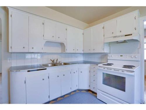 2021 21 Avenue Nw, Calgary, AB - Indoor Photo Showing Kitchen With Double Sink