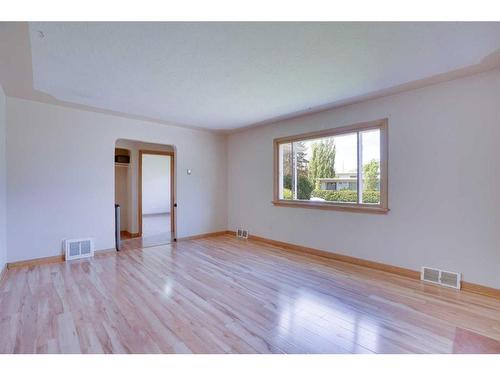 2021 21 Avenue Nw, Calgary, AB - Indoor Photo Showing Other Room