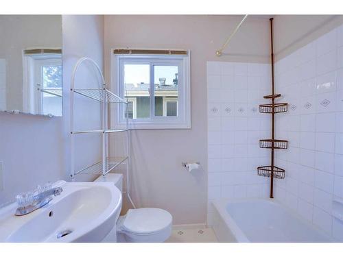 2021 21 Avenue Nw, Calgary, AB - Indoor Photo Showing Bathroom