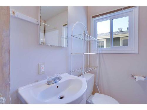 2021 21 Avenue Nw, Calgary, AB - Indoor Photo Showing Bathroom