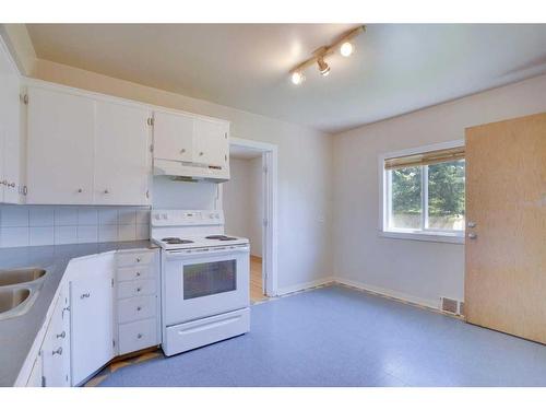 2021 21 Avenue Nw, Calgary, AB - Indoor Photo Showing Kitchen