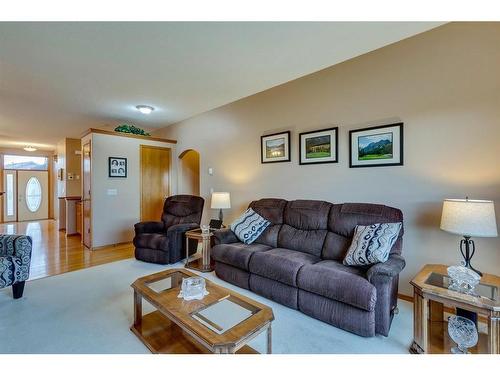 605 Woodside Court Nw, Airdrie, AB - Indoor Photo Showing Living Room